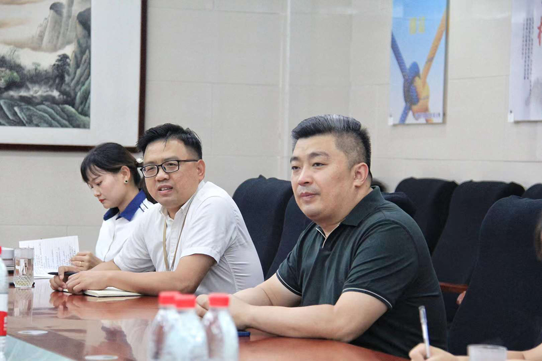 8月24日上午，縣科技局負(fù)責(zé)人張玲、縣安監(jiān)局主要負(fù)責(zé)同志帶領(lǐng)各局黨組成員一行走進(jìn)豪家集團(tuán)2