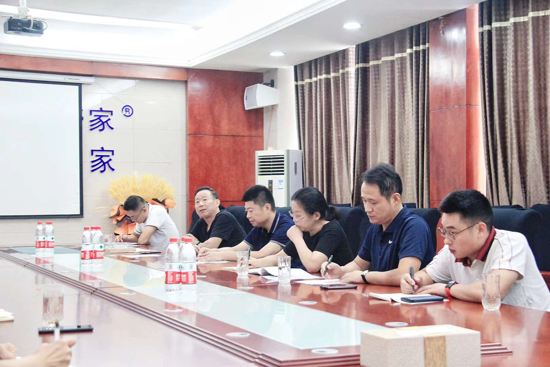 8月24日上午，縣科技局負(fù)責(zé)人張玲、縣安監(jiān)局主要負(fù)責(zé)同志帶領(lǐng)各局黨組成員一行走進(jìn)豪家集團(tuán)3
