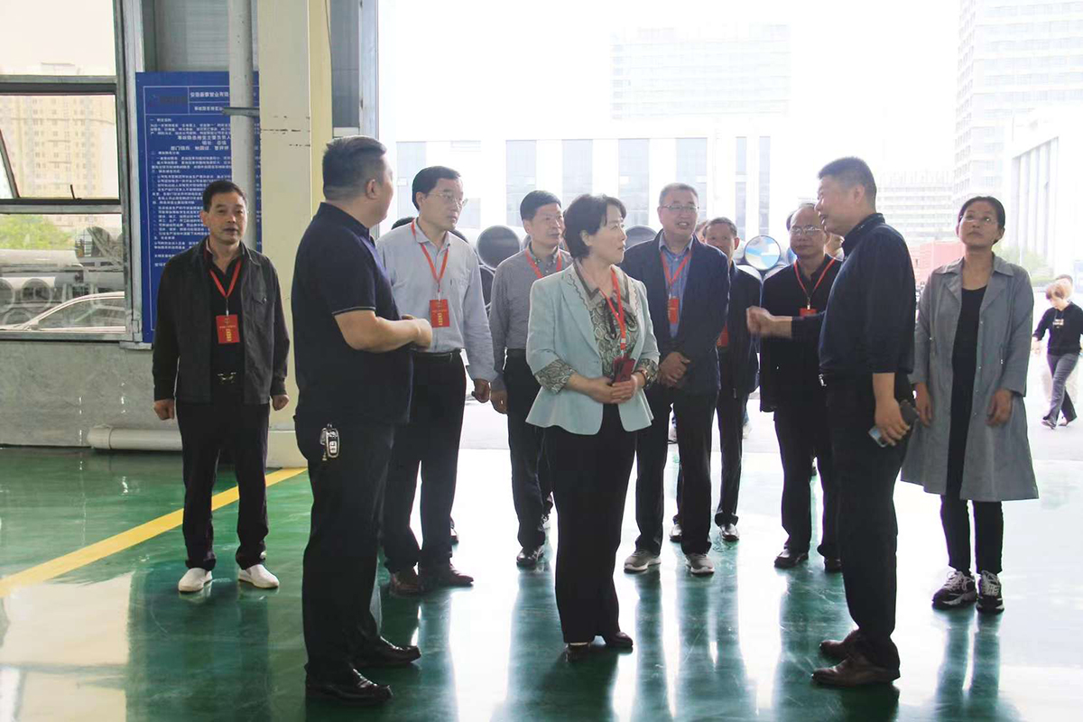 縣人大常委會副主任周莉帶領(lǐng)部分縣人大常委會委員、縣人大代表蒞臨豪家集團(tuán)