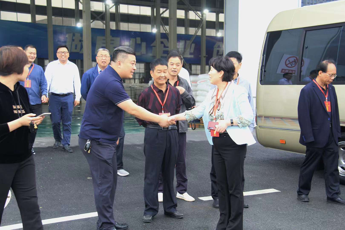 縣人大常委會副主任周莉帶領(lǐng)部分縣人大常委會委員、縣人大代表蒞臨豪家集團(tuán)4