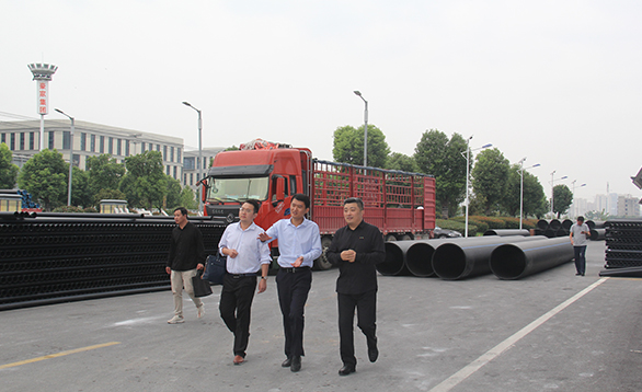 阜陽市丁局長、吳科長調(diào)研豪家管業(yè)查看生產(chǎn)車間